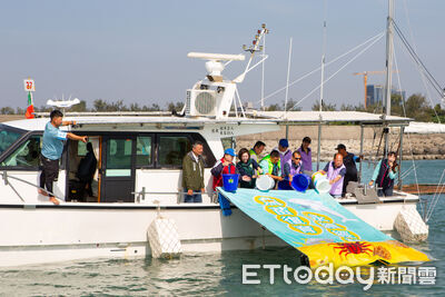 漁蚵首度同船放流　2萬5千尾魚苗啟動守護海洋資源