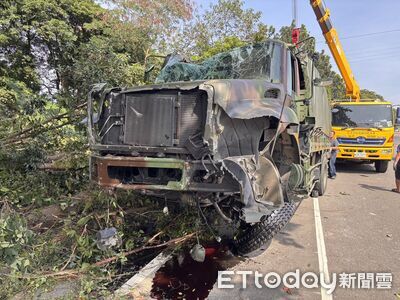 台20線軍卡衝出圍籬！擋風玻璃碎毀釀2士官傷　28歲男疑恍神肇禍