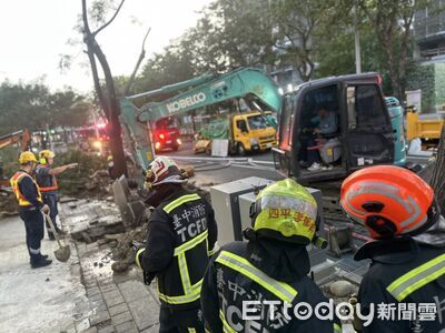 快訊／台中北屯施工意外！挖破管線釀「瓦斯洩漏」　警消灑水警戒中