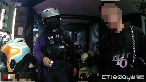 ▲員警深夜巡邏發現騎士越線違規，攔查後意外查獲愷他命，警方使用新式唾液快篩試劑進行檢測，提高深夜攔查效率。（記者林東良翻攝，下同）