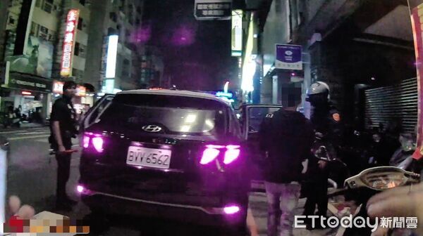 ▲員警深夜巡邏發現騎士越線違規，攔查後意外查獲愷他命，警方使用新式唾液快篩試劑進行檢測，提高深夜攔查效率。（記者林東良翻攝，下同）