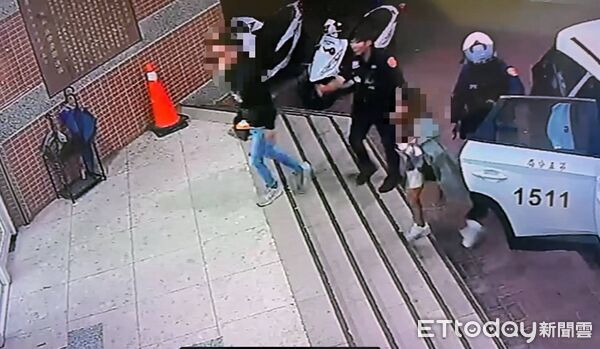 ▲員警深夜巡邏發現騎士越線違規，攔查後意外查獲愷他命，警方使用新式唾液快篩試劑進行檢測，提高深夜攔查效率。（記者林東良翻攝，下同）