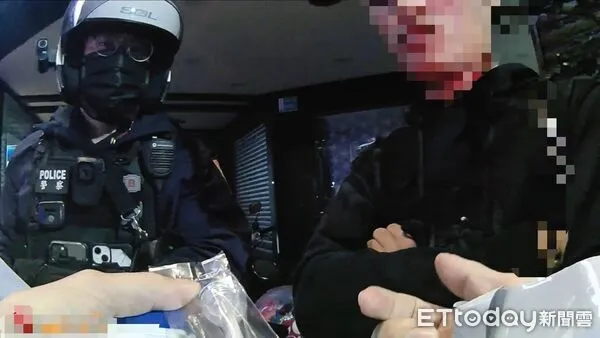 ▲員警深夜巡邏發現騎士越線違規，攔查後意外查獲愷他命，警方使用新式唾液快篩試劑進行檢測，提高深夜攔查效率。（記者林東良翻攝，下同）