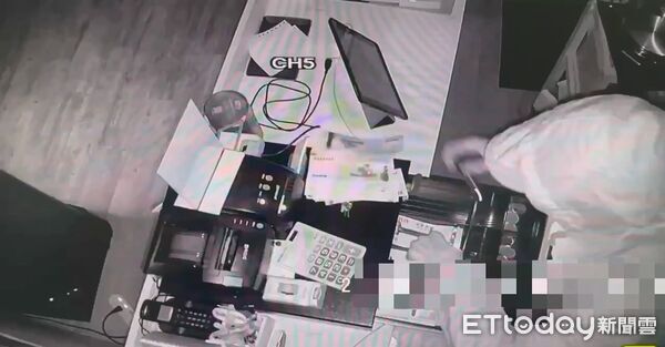 ▲北市師大路商圈印度餐廳遭竊，竊賊搜刮收銀機過程全被監視器錄下。（圖／記者張君豪翻攝）