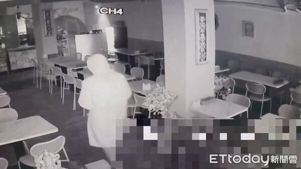 ▲北市師大路商圈印度餐廳遭竊，竊賊搜刮收銀機過程全被監視器錄下。（圖／記者張君豪翻攝）