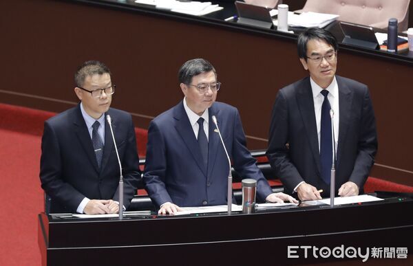 ▲行政院長卓榮泰（中）25日在立法院備詢。（圖／記者湯興漢攝）