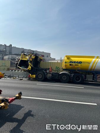 ▲▼ 國1「2大+2小車追撞」嚴重車禍！現場慘況曝　雙向封閉3人送醫。（圖／記者賴文萱翻攝）