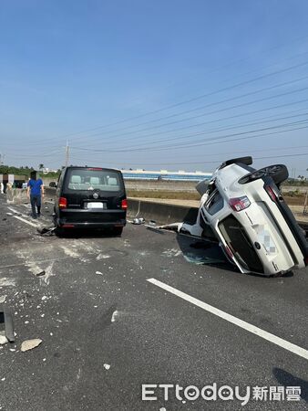 ▲▼ 國1「2大+2小車追撞」嚴重車禍！現場慘況曝　雙向封閉3人送醫。（圖／記者賴文萱翻攝）