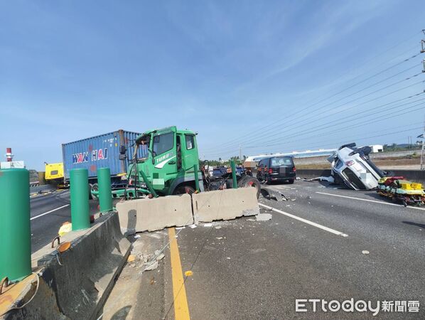 ▲▼ 國1「2大+2小車追撞」嚴重車禍！現場慘況曝　雙向封閉3人送醫。（圖／記者賴文萱翻攝）