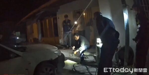 ▲車禍現場遺留自小客車「拖車鈎蓋」成為鐵證。（圖／玉里分局提供，下同）