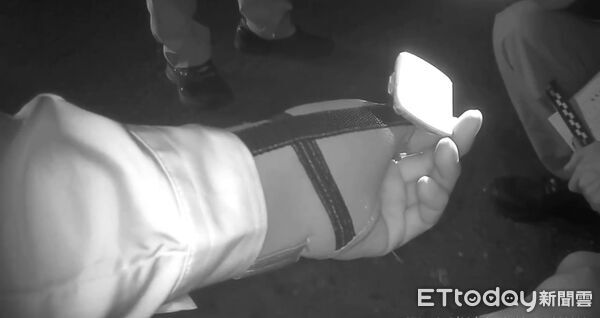 ▲車禍現場遺留自小客車「拖車鈎蓋」成為鐵證。（圖／玉里分局提供，下同）