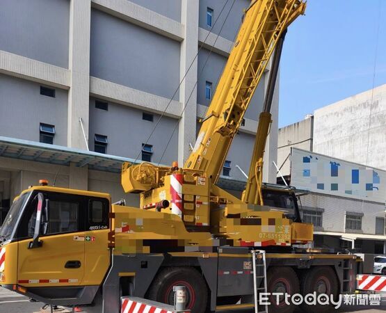 ▲▼ 高雄前鎮驚傳工安意外　1工人疑從吊車跌落送醫不治。（圖／記者吳奕靖翻攝）