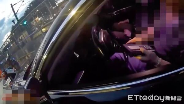 ▲▼張岸玲所長盤查白牌車劉姓司機，舉電擊槍喝令「不要動喔，不然我就射」，三峽分局二橋派出所所長張岸玲            。（圖／記者陳以昇翻攝）