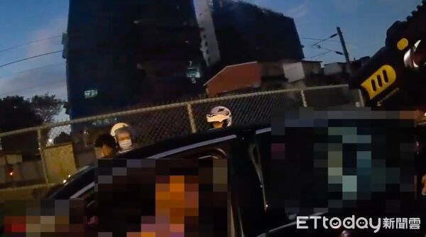 ▲▼張岸玲所長盤查白牌車劉姓司機，舉電擊槍喝令「不要動喔，不然我就射」，三峽分局二橋派出所所長張岸玲            。（圖／記者陳以昇翻攝）