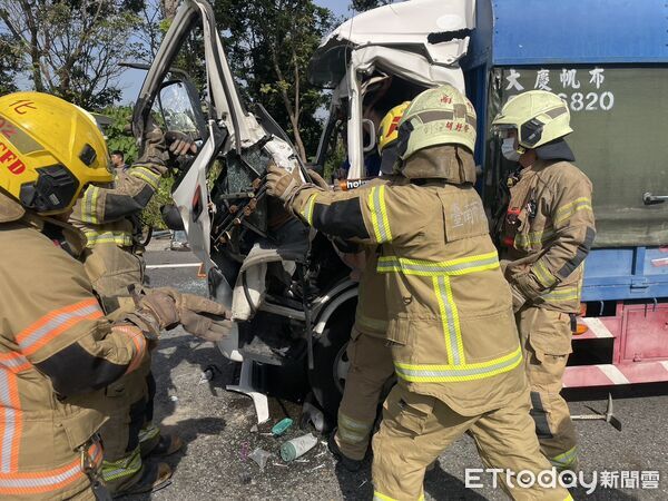 ▲消防人員在善化六分里事故現場進行破壞作業，協助救出受困患者送醫救治。（記者林東良翻攝，下同）