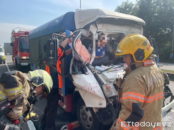 ▲消防人員在善化六分里事故現場進行破壞作業，協助救出受困患者送醫救治。（記者林東良翻攝，下同）