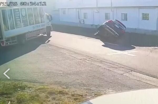 ▲一輛賓士休旅車為了閃避大貨車竟直接開入農田翻覆。（圖／記者唐詠絮翻攝）