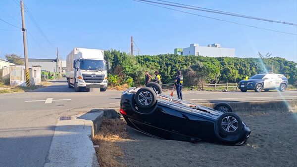 ▲一輛賓士休旅車為了閃避大貨車竟直接開入農田翻覆。（圖／記者唐詠絮翻攝）