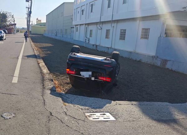 ▲一輛賓士休旅車為了閃避大貨車竟直接開入農田翻覆。（圖／記者唐詠絮翻攝）