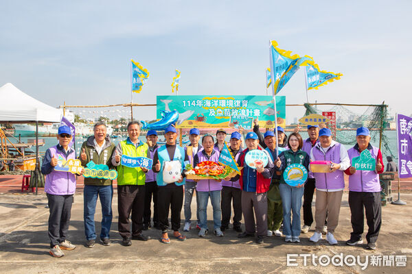 ▲漁民與蚵民首次同船合作放流午仔魚苗，共同啟動台南海洋永續艦隊。（記者林東良翻攝，下同）