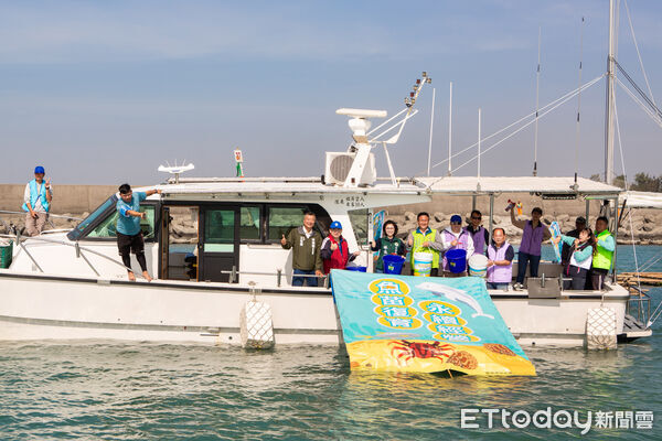 ▲漁民與蚵民首次同船合作放流午仔魚苗，共同啟動台南海洋永續艦隊。（記者林東良翻攝，下同）