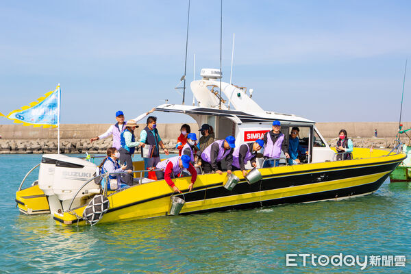 ▲漁民與蚵民首次同船合作放流午仔魚苗，共同啟動台南海洋永續艦隊。（記者林東良翻攝，下同）