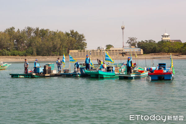 ▲漁民與蚵民首次同船合作放流午仔魚苗，共同啟動台南海洋永續艦隊。（記者林東良翻攝，下同）