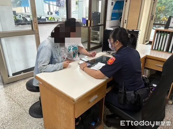 ▲內埔警方幫潘女求證郵局。（圖／記者陳崑福翻攝）