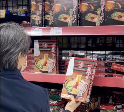 ▲▼副總統蕭美琴忙完一整天工作，趁日本知名超市打烊前，衝去血拚一番，還在台日友好專區，發現Q版的賴清德。（圖／蕭美琴IG）