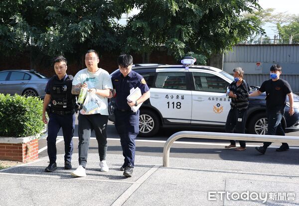 ▲苗栗市鄭姓獨居老翁疑遭2名街友打死，警方下午依強盜殺人罪嫌移送蕭姓（左）和謝嫌。（圖／記者楊永盛攝）