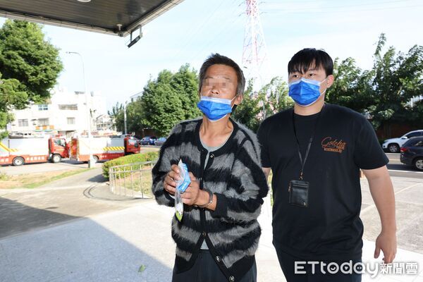 ▲苗栗市鄭姓獨居老翁疑遭2名街友打死，警方下午依強盜殺人罪嫌移送蕭姓（左）和謝嫌。（圖／記者楊永盛攝）