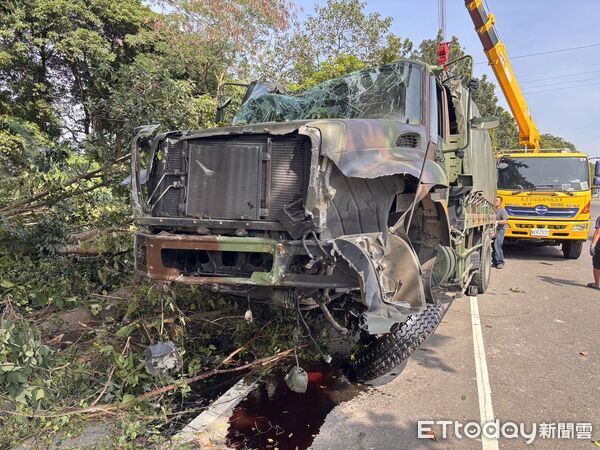 ▲▼             台20線一輛軍用卡車自撞，車上2名士官受傷。（圖／記者林東良翻攝，下同）
