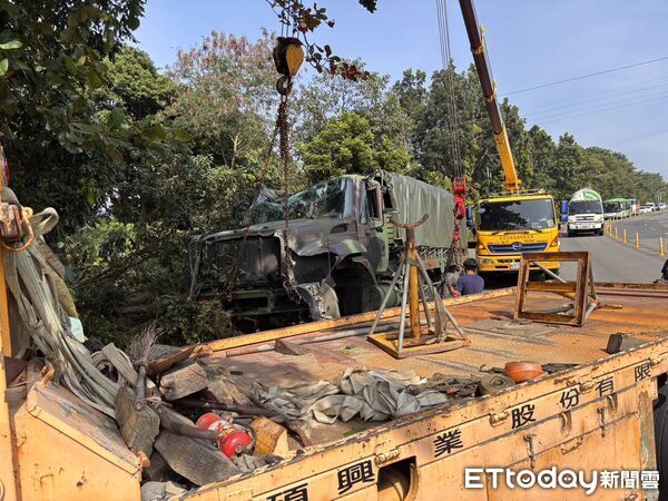 ▲▼             台20線一輛軍用卡車自撞，車上2名士官受傷。（圖／記者林東良翻攝，下同）