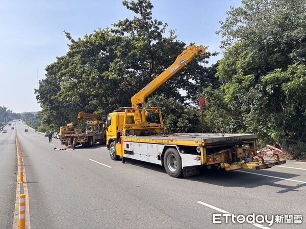 ▲▼             台20線一輛軍用卡車自撞，車上2名士官受傷。（圖／記者林東良翻攝，下同）
