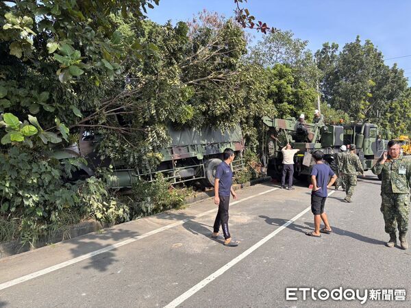 ▲▼             台20線一輛軍用卡車自撞，車上2名士官受傷。（圖／記者林東良翻攝，下同）