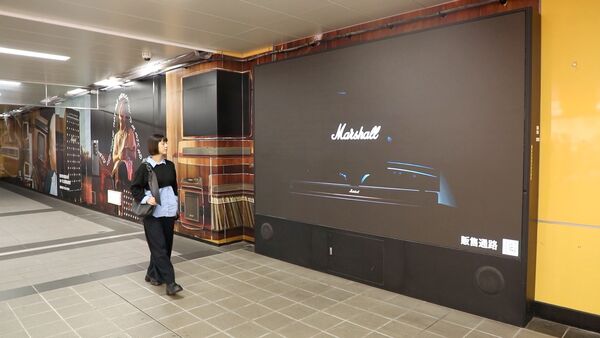 ▲北捷歲末燈箱全面換季。（圖／記者劉亮亨攝）