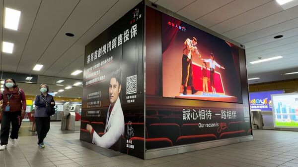 ▲北捷歲末燈箱全面換季。（圖／記者劉亮亨攝）