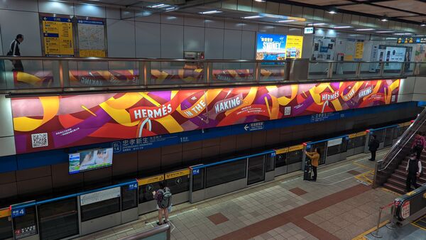 ▲北捷歲末燈箱全面換季。（圖／記者劉亮亨攝）