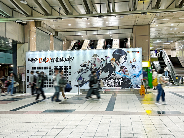 ▲北捷歲末燈箱全面換季。（圖／記者劉亮亨攝）