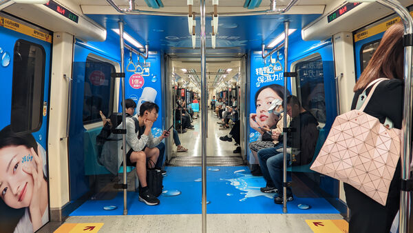 ▲北捷歲末燈箱全面換季。（圖／記者劉亮亨攝）