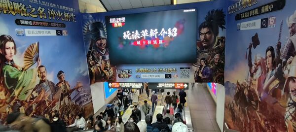 ▲北捷歲末燈箱全面換季。（圖／記者劉亮亨攝）