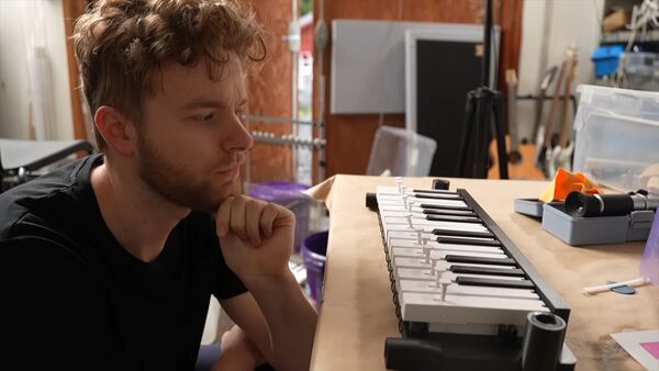 克蘭茲為章魚燒打造「專屬鋼琴」，細心調整每個鍵的構造。（翻攝Mattias Krantz YouTube頻道）