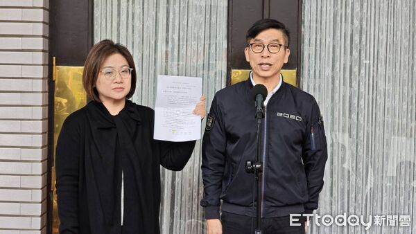 ▲▼民進黨立委鍾佳濱、陳培瑜回應財劃法聯訪。（圖／記者陳煥丞攝）