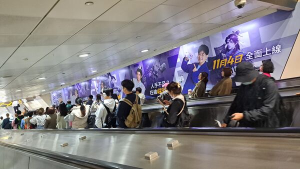 ▲北捷歲末燈箱全面換季。（圖／記者劉亮亨攝）