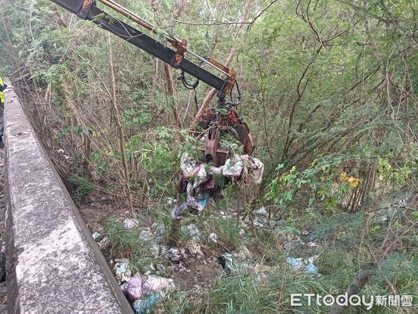 ▲▼ 高雄垃圾山再現！旗山也淪「廢棄物天堂」　環保局怒追幕後黑手。（圖／記者賴文萱翻攝）