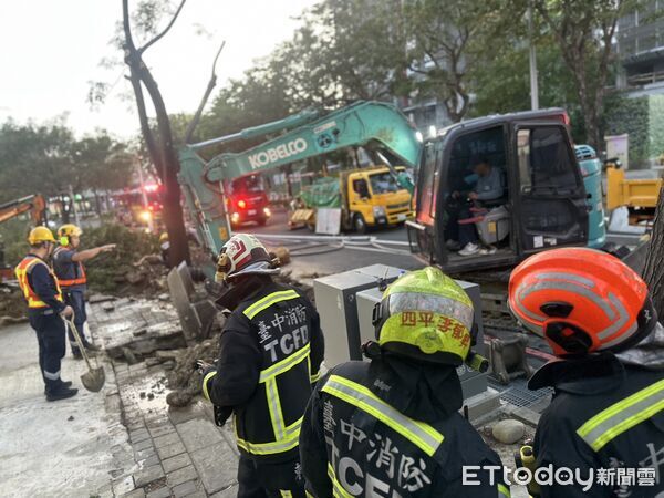 ▲台中北屯施工意外！挖破管線釀「瓦斯洩漏」，警消灑水警戒中。（圖／記者許權毅攝）