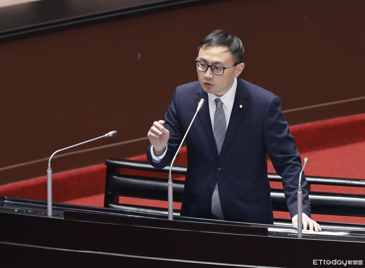 獨/藍委父佔國有地蓋停車場賺大錢 被抓包急刨柏油拆鐵皮仍遭起訴