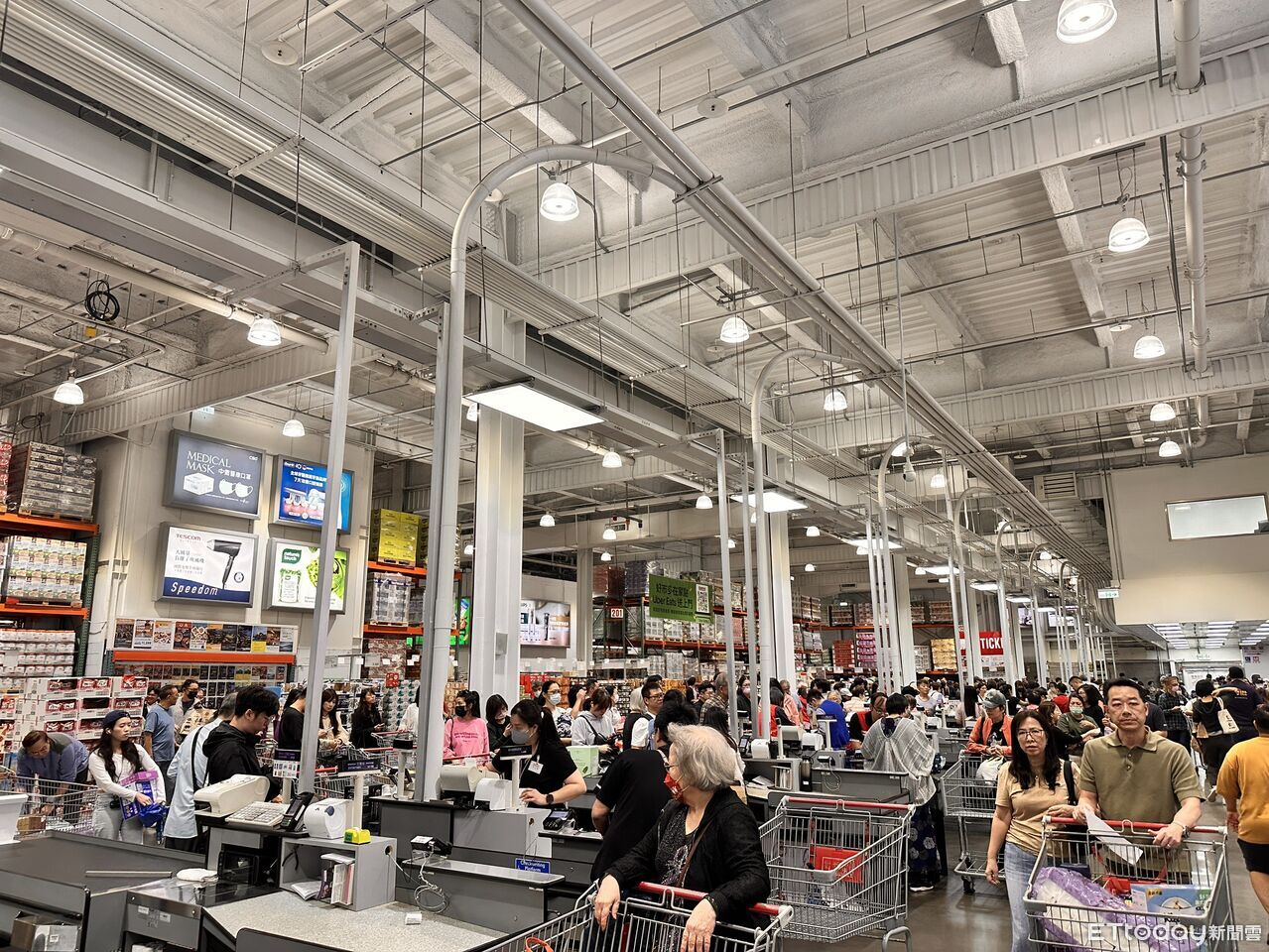 網黃闖好市多露胸「把自己賣掉」　地點在高雄！前鎮分局要查了