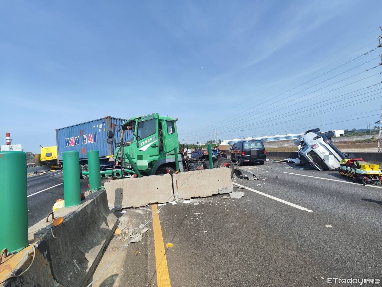 快訊/國1南下4車追撞3送醫!雙向封閉畫面曝 貨櫃車慘掛護欄