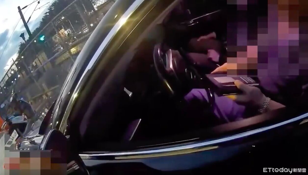 三峽女所長查違停驚見5逃逸移工　舉槍喝令司機鎖門：不要動喔